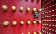 typical-red-door-of-chinese-palace-15936014