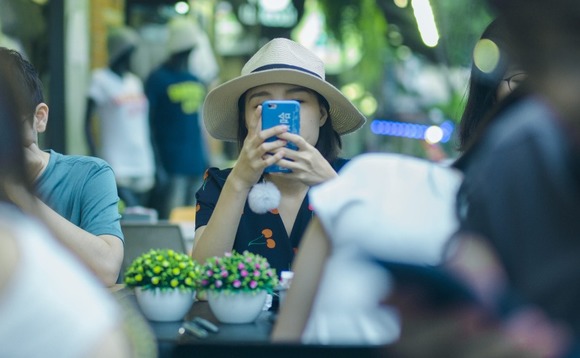 thailand-restaurant-eating-smartphone