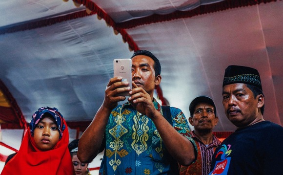 indonesia-smartphone-man