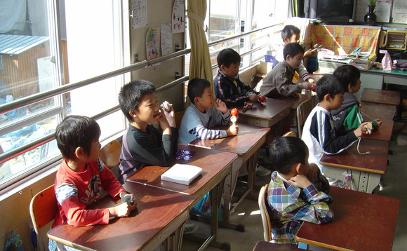 elementary-school-japan-students elementary-school-japan-students