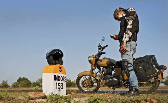 motorbike-india-man-mobile-phone