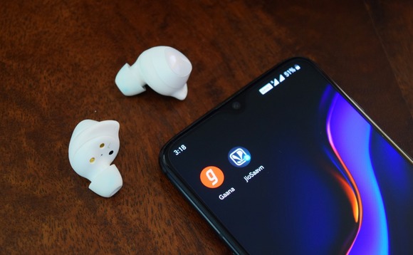 apps-phone-gaana-jiosaavn-india-smartphone-earbuds-earphones apps-phone-gaana-jiosaavn-india-smartphone-earbuds-earphones