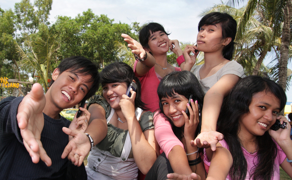 youth-mobile-phone youth-mobile-phone