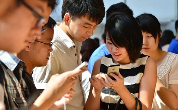 china-young-people-mobile-phone china-young-people-mobile-phone