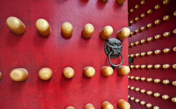 typical-red-door-of-chinese-palace-15936014 typical-red-door-of-chinese-palace-15936014