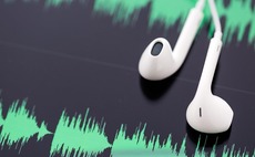 music-podcast-headphones