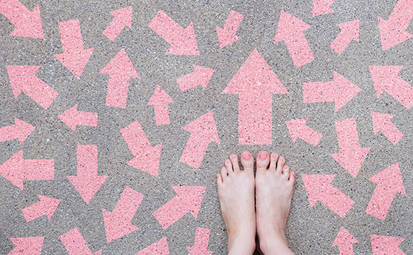 feet-arrows-priorities-conflict feet-arrows-priorities-conflict