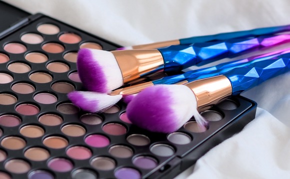 cosmetics-makeup-beauty-2 cosmetics-makeup-beauty-2