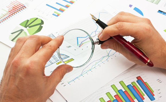 analysis-graphs-glass-hands-pen analysis-graphs-glass-hands-pen
