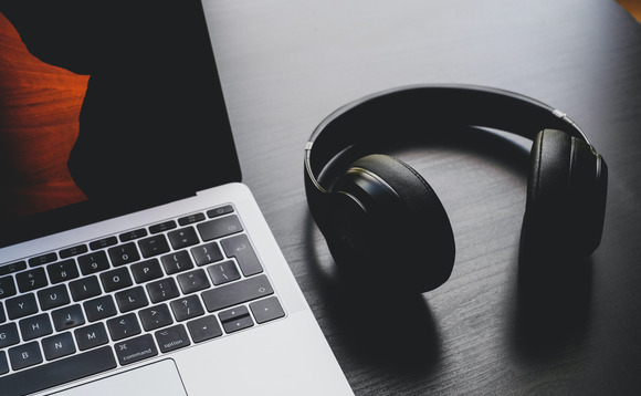 music-headphones-podcast music-headphones-podcast