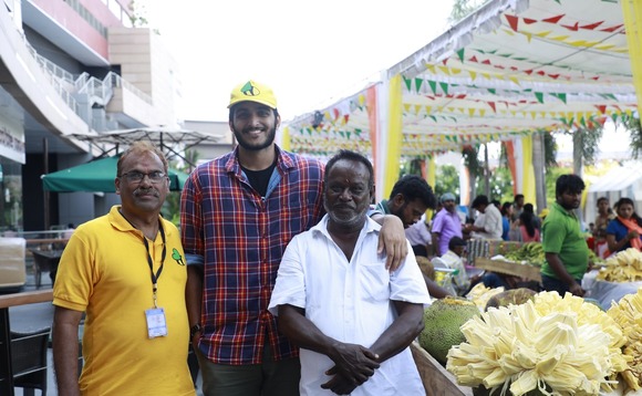 waycool-foods-founder-sanjay-dasari-with-farmer waycool-foods-founder-sanjay-dasari-with-farmer