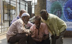 india-technology-mobile-men