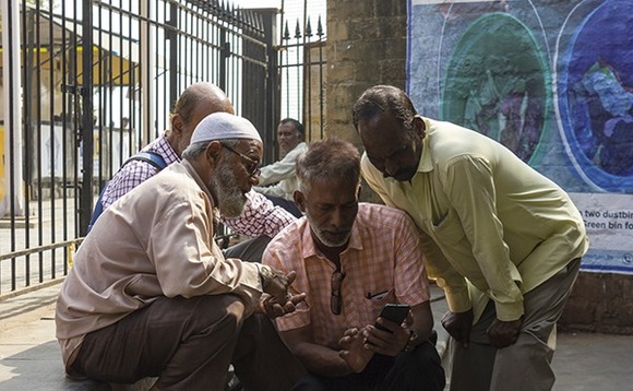 india-technology-mobile-men india-technology-mobile-men