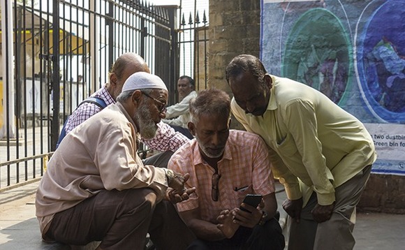 india-technology-mobile-men